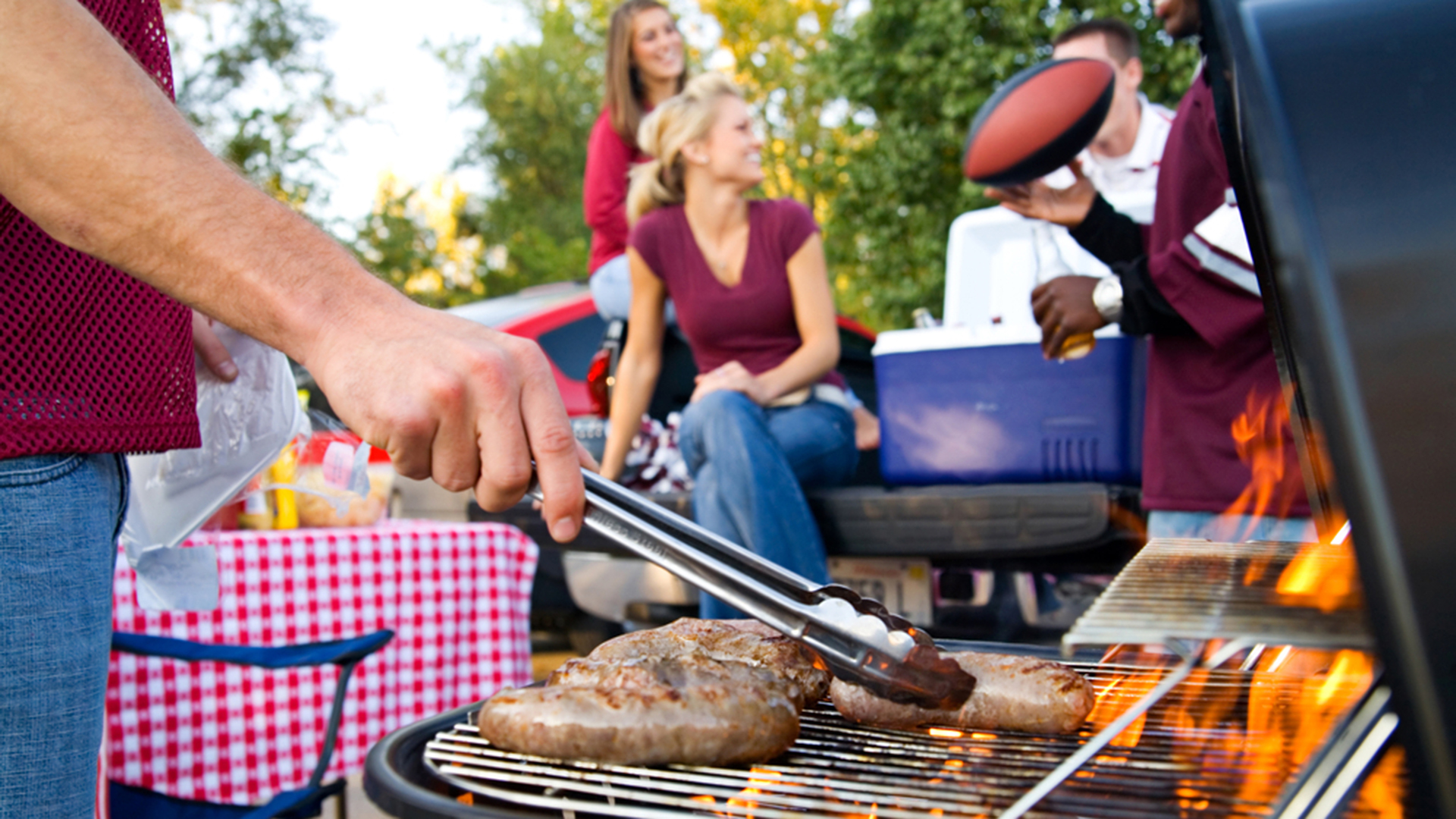 How to Keep Food Warm While Tailgating